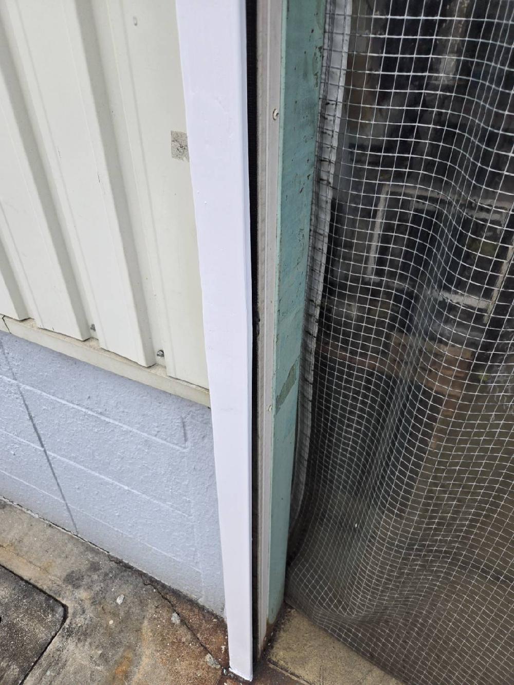 シャッターガイドレール凹み修繕（兵庫県尼崎市）｜シャッター修理