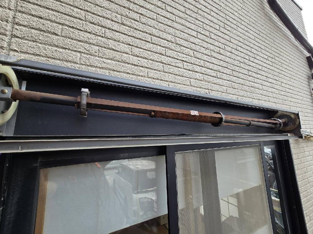 【1/2】手動窓シャッター修理（大阪府大阪市）｜手動窓シャッタースプリングシャフト・スラット工事