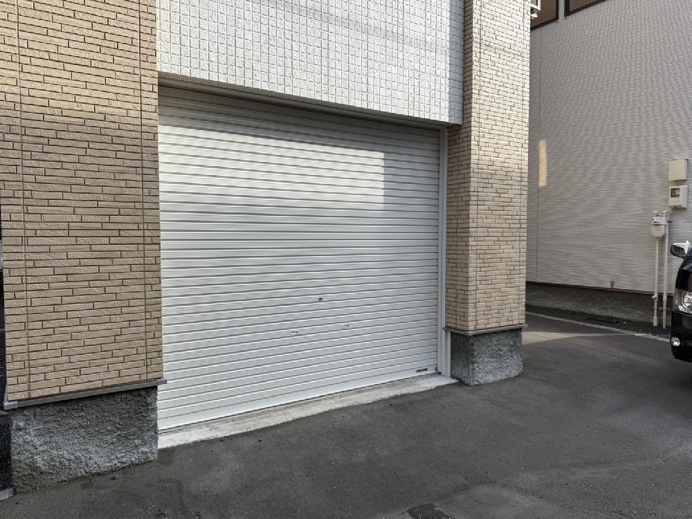 ガレージ手動シャッター新規取り付け工事（北海道札幌市）｜シャッター新設工事｜施工事例