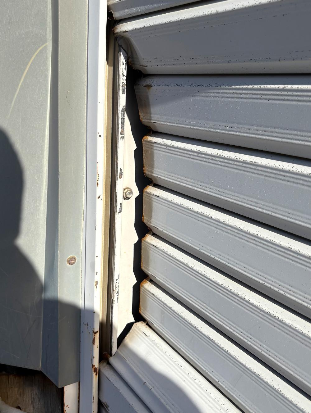 シャッター修理（北海道岩見沢市）｜シャッターシャフト・スラット交換工事｜車をぶつけた