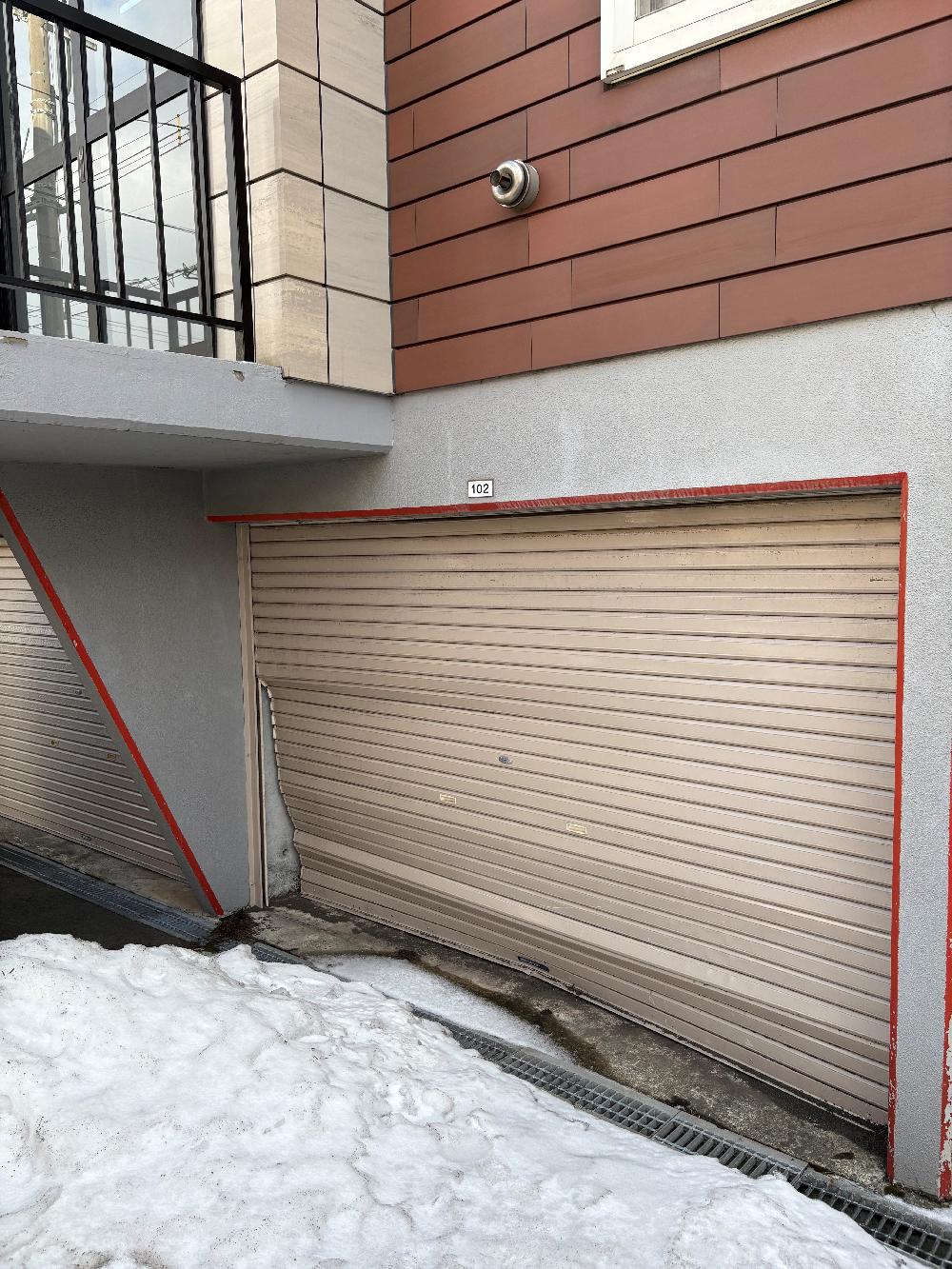 シャッターレール飛び出し修理（北海道札幌市）｜緊急修理｜車をぶつけた