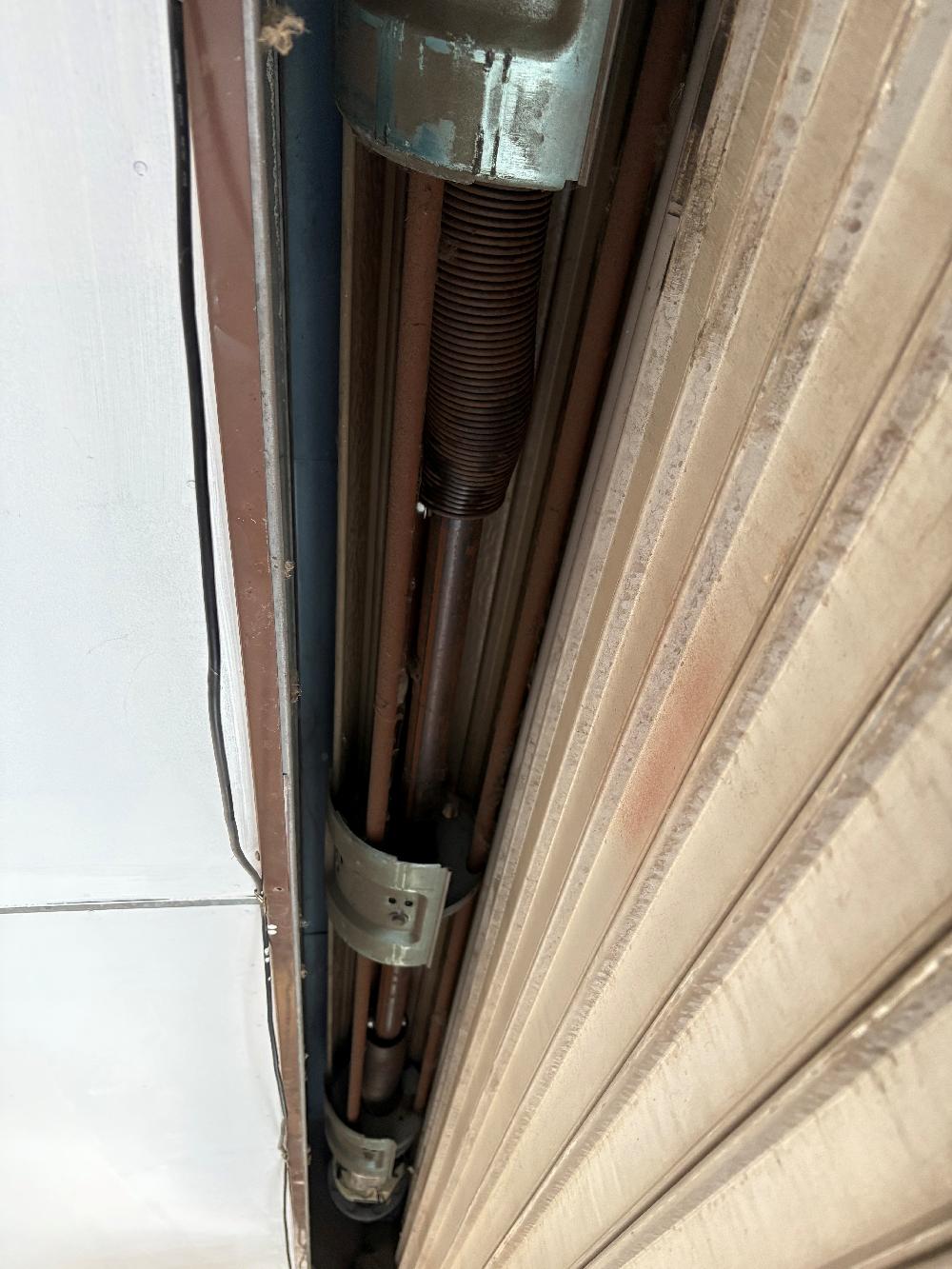 軽量手動シャッター修理（福岡県北九州市）｜スプリングシャフト交換工事｜施工事例