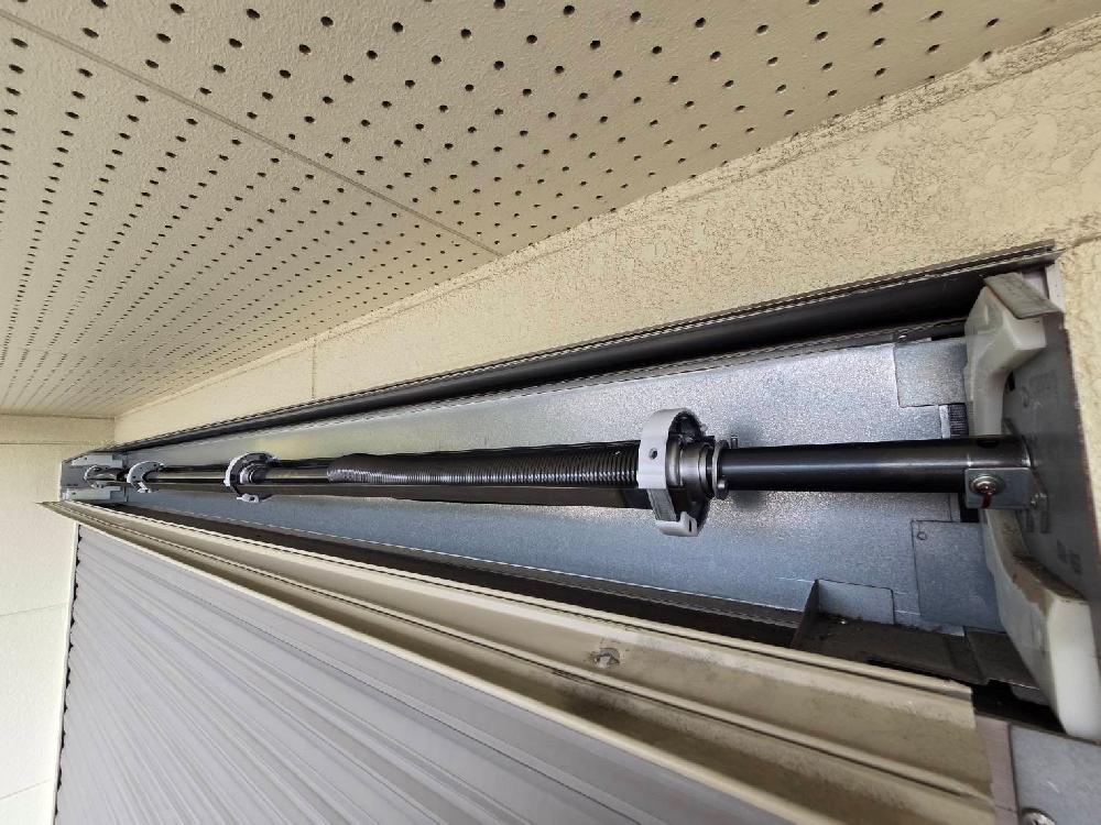 窓シャッター修理（福岡県福岡市）｜窓シャッタースプリングシャフト交換工事｜動かなくなったシャッターの復旧対応