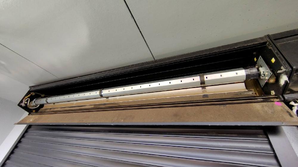 電動窓シャッター修理（大阪府岸和田市）｜電動窓シャッター開閉機交換工事｜動かなくなったシャッターの交換対応