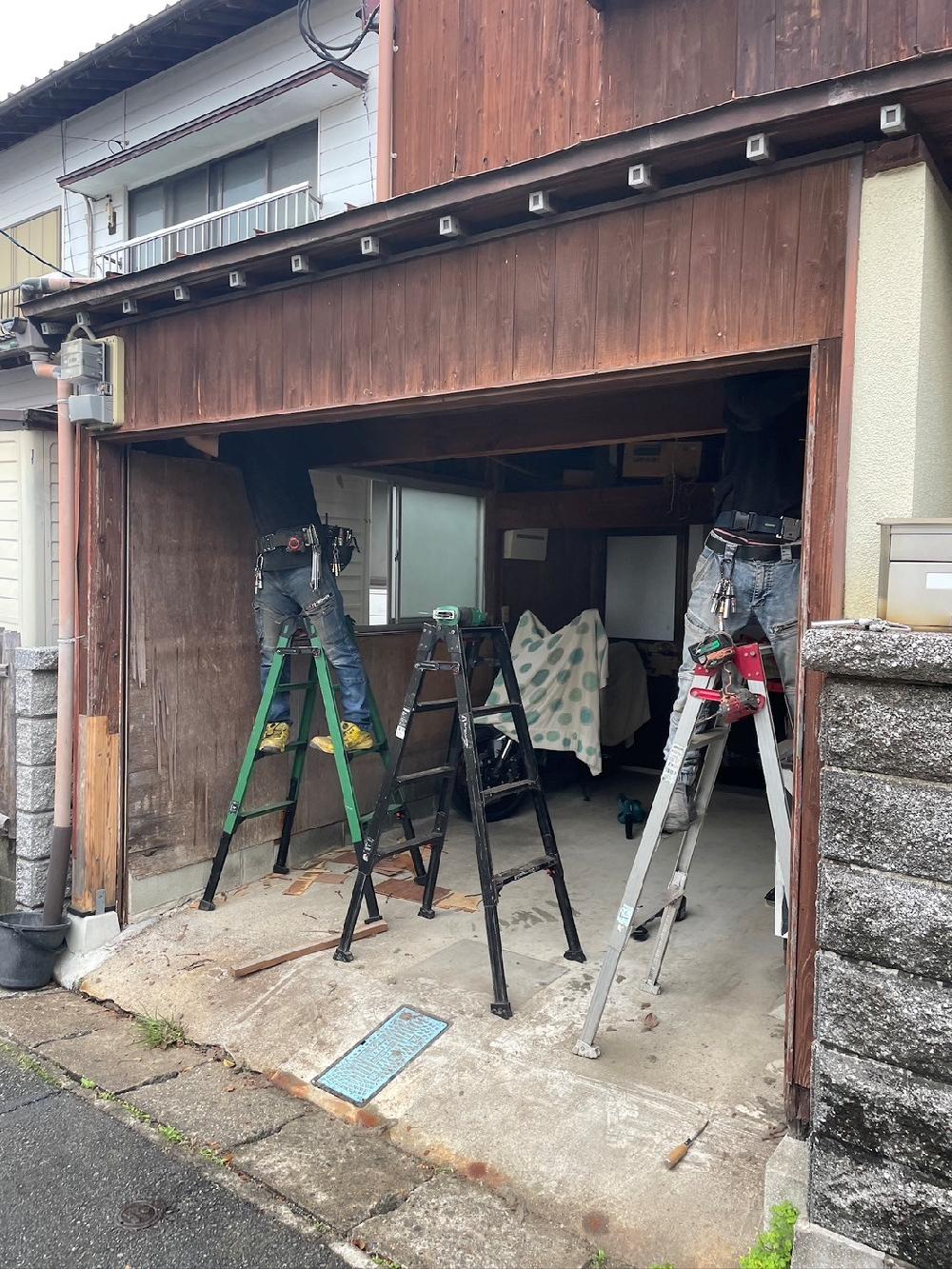 軽量手動シャッター新規取付工事（福岡県大牟田市）｜スプリングシャフト・スラット取付工事｜施工事例