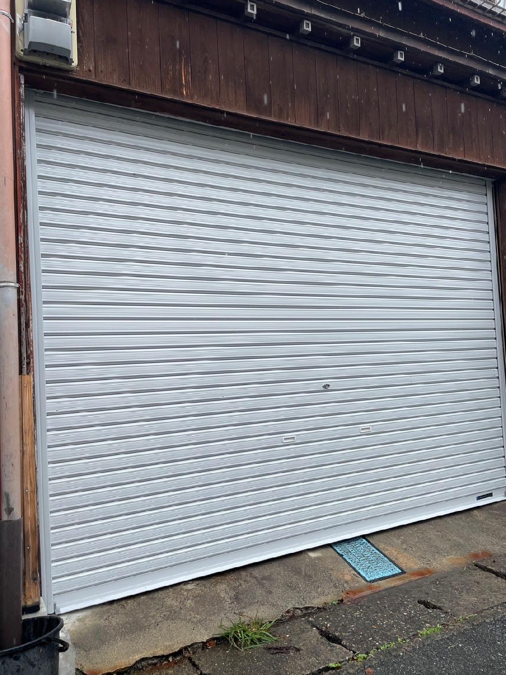軽量手動シャッター新規取付工事（福岡県大牟田市）｜スプリングシャフト・スラット取付工事｜施工事例