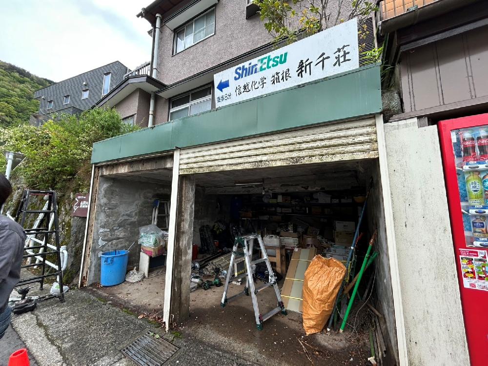 軽量手動２連シャッター取付交換工事（神奈川県松田町）｜スプリングシャフト・スラット取付工事｜施工事例