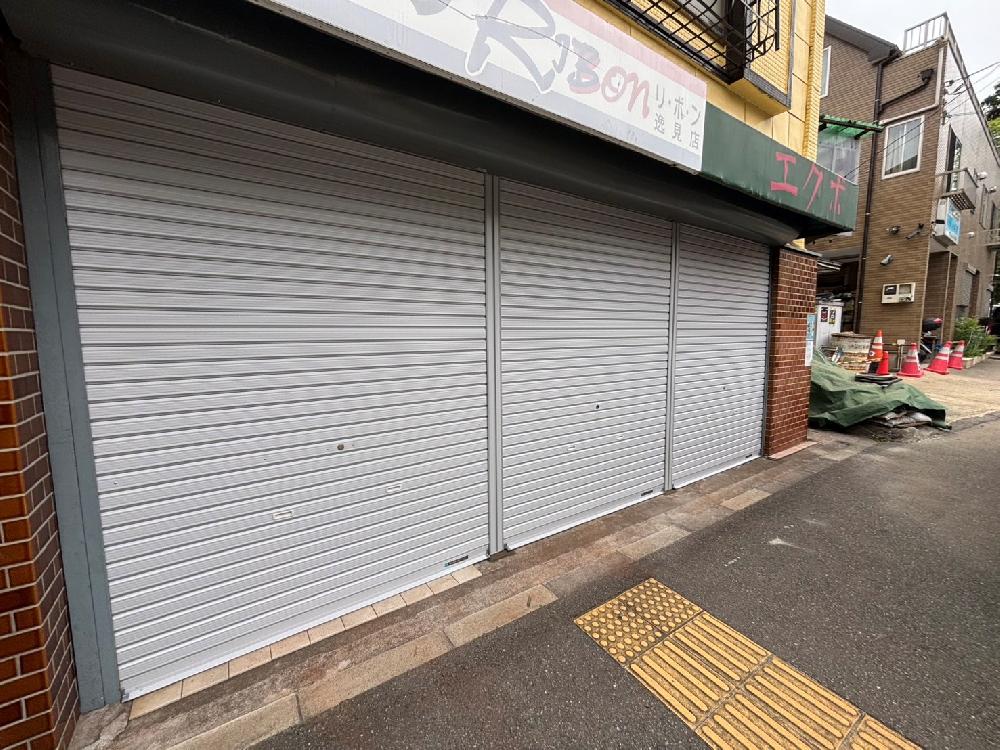 軽量手動３連シャッター取付交換工事（神奈川県横須賀市）｜スプリングシャフト・スラット取付工事｜施工事例