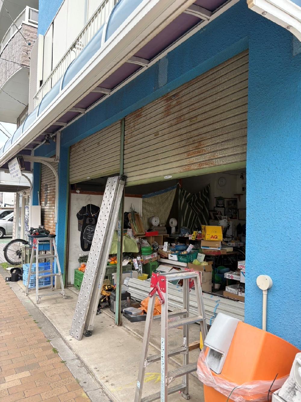 軽量手動２連シャッター取付交換工事①（埼玉県川口市）｜スプリングシャフト・スラット取付工事｜施工事例