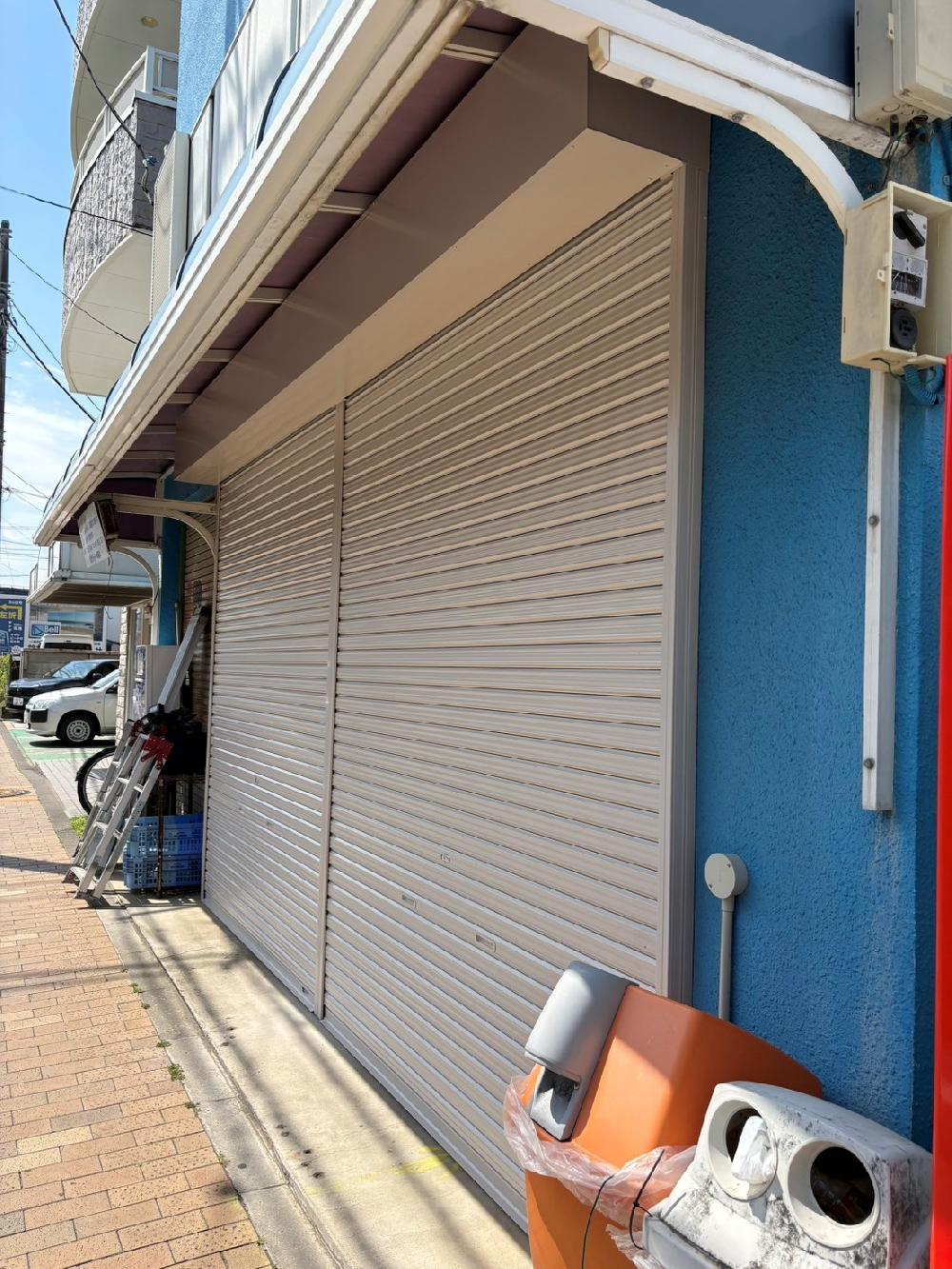 軽量手動２連シャッター取付交換工事①（埼玉県川口市）｜スプリングシャフト・スラット取付工事｜施工事例
