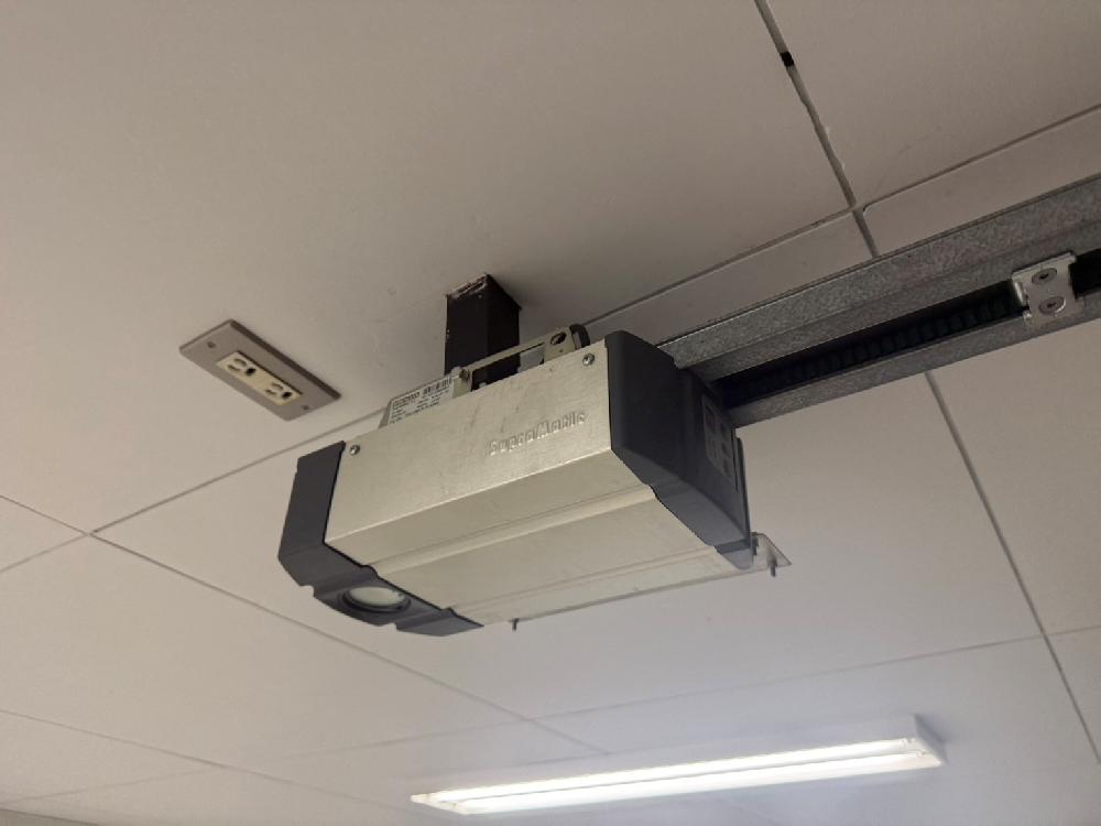 電動オーバースライダー交換工事①（東京都世田谷区）｜電動オーバースライダーシャッター開閉機交換工事｜動かなくなったシャッターの交換対応