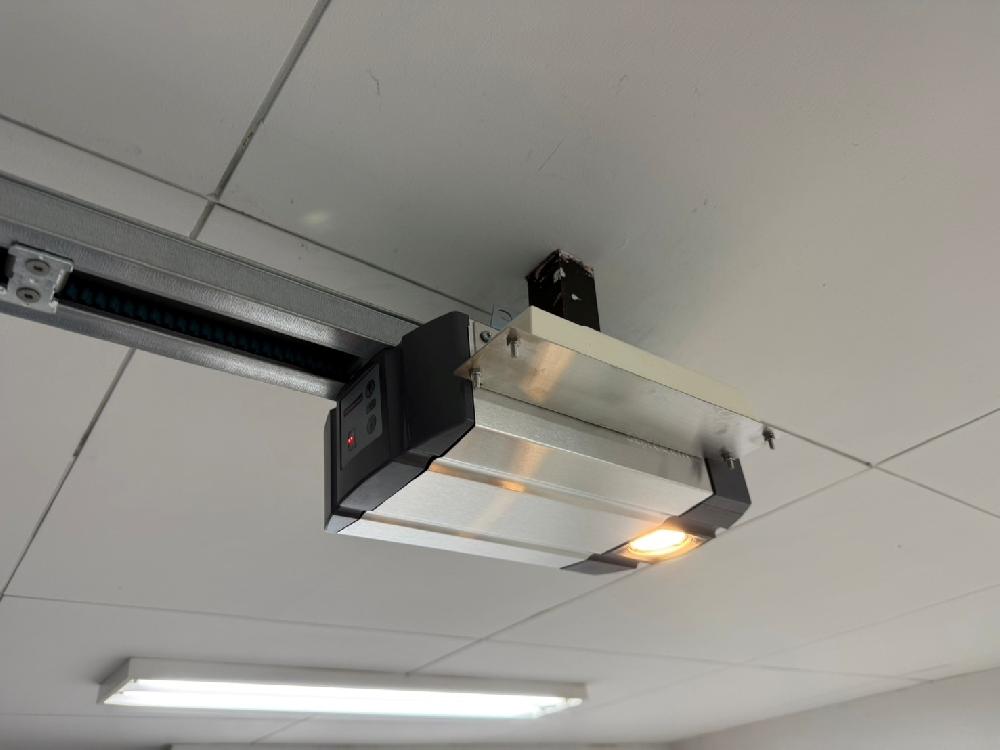 電動オーバースライダー交換工事①（東京都世田谷区）｜電動オーバースライダーシャッター開閉機交換工事｜動かなくなったシャッターの交換対応