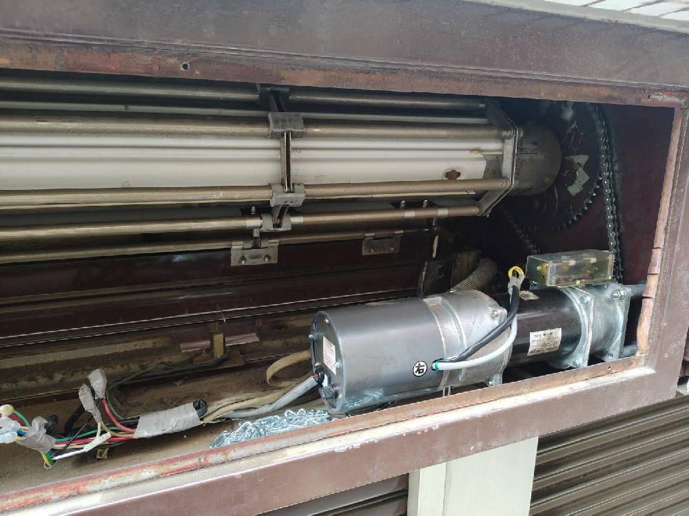 一ヶ所二連電動シャッター開閉機交換工事①（東京都新宿区）｜シャッター修理・交換｜動かなくなった