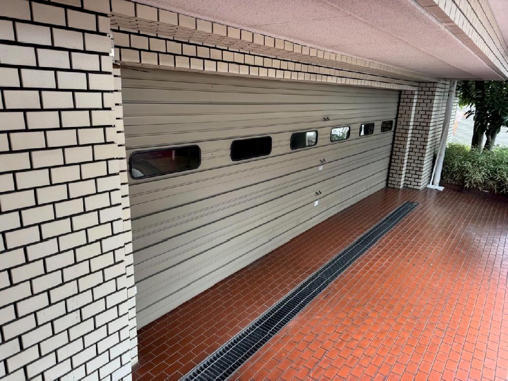 電動オーバースライダーシャッター交換工事①（東京都目黒区）｜電動オーバースライダーシャッター開閉機、スラット交換工事｜動かなくなったシャッターの交換対応