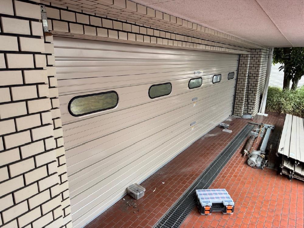 電動オーバースライダーシャッター交換工事①（東京都目黒区）｜電動オーバースライダーシャッター開閉機、スラット交換工事｜動かなくなったシャッターの交換対応