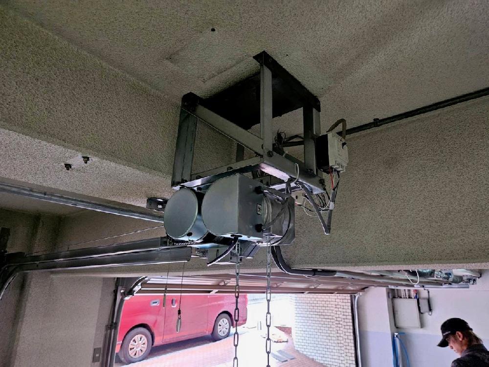 電動オーバースライダーシャッター交換工事②（東京都目黒区）｜電動オーバースライダーシャッター開閉機、スラット交換工事｜動かなくなったシャッターの交換対応