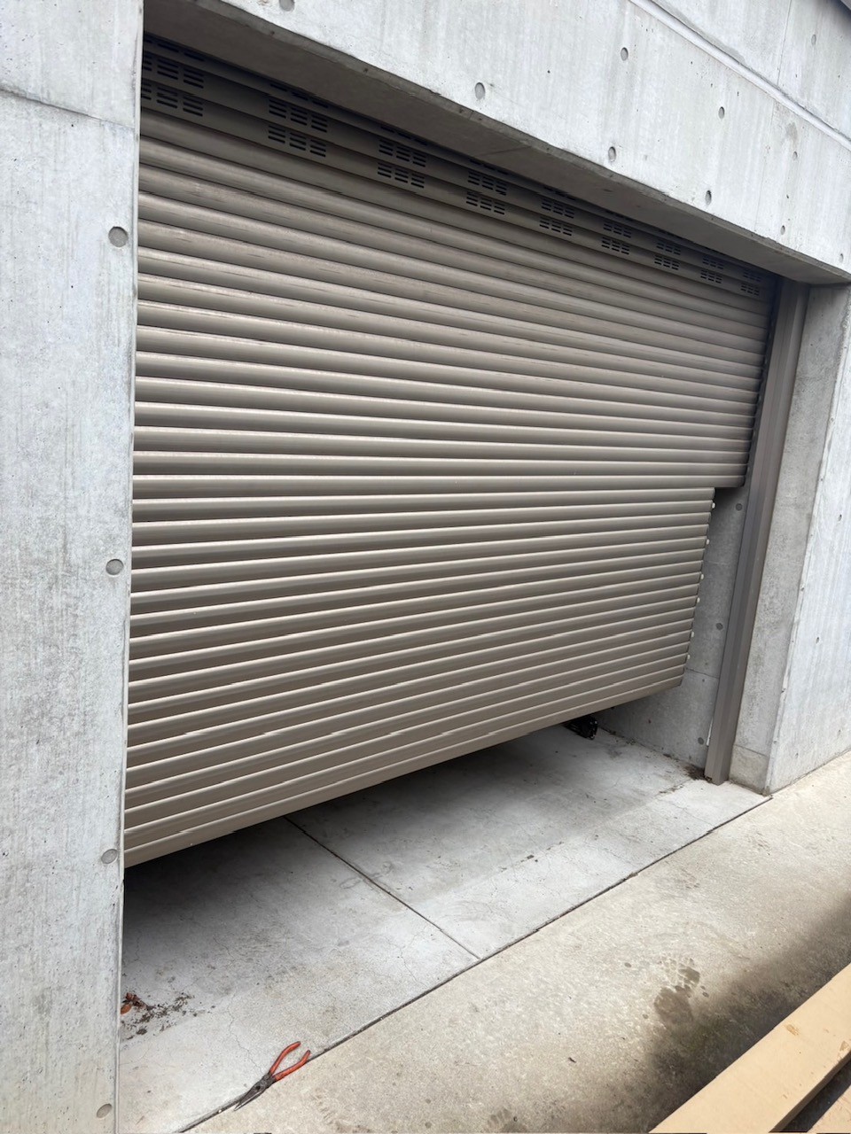 軽量シャッター水切り座板交換工事（愛知県名古屋市）｜シャッター修理・交換｜動かなくなった