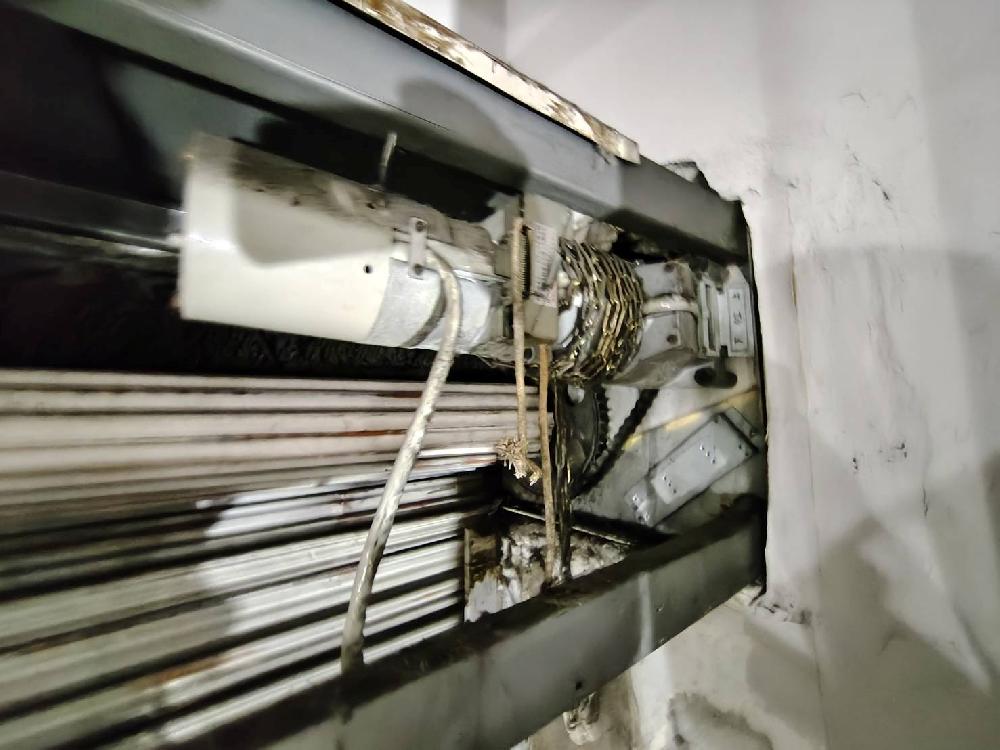 電動シャッター開閉機スラット交換工事②（東京都千代田区