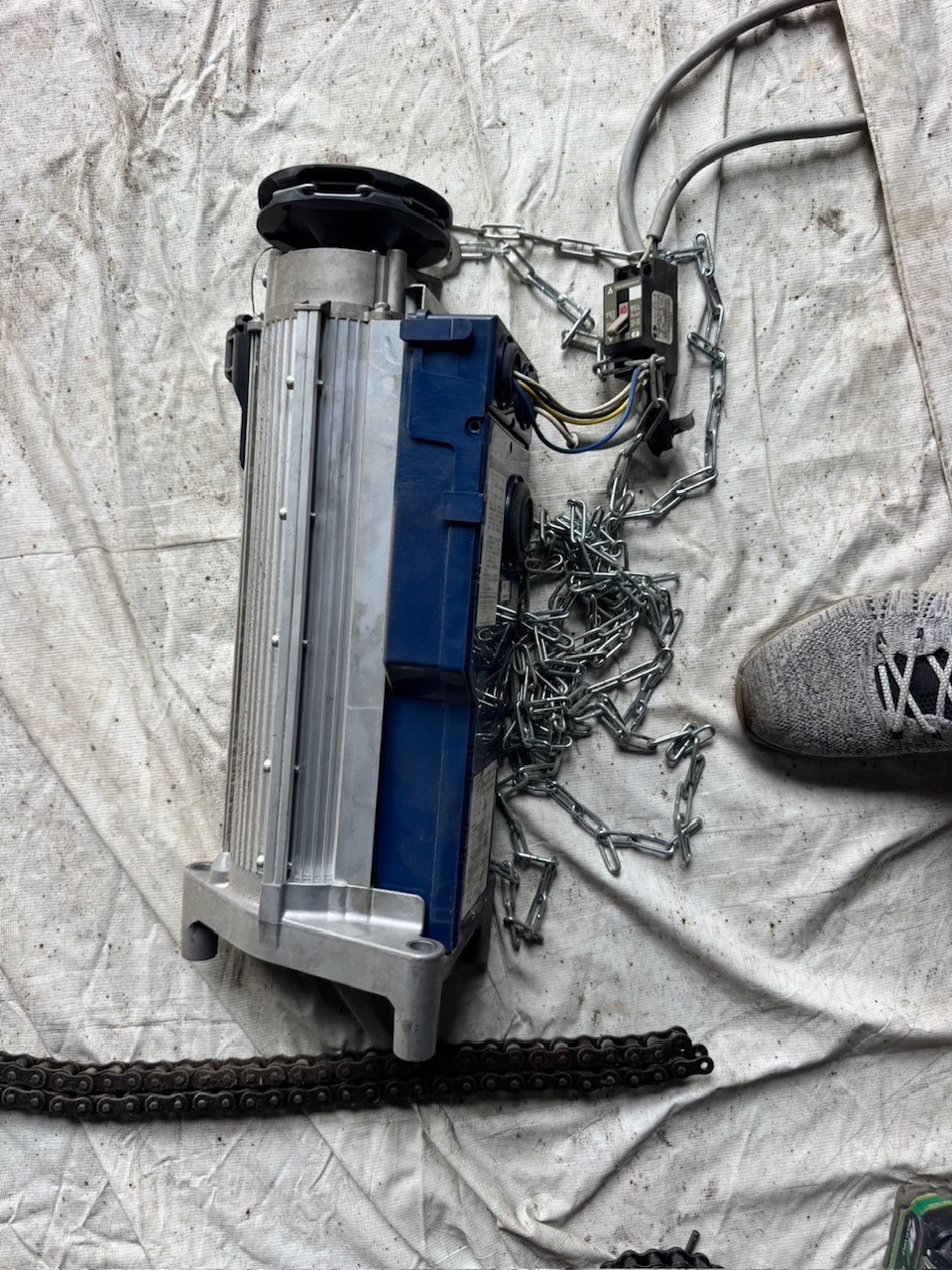 電動シャッター開閉機スラット交換工事②（東京都世田谷区）｜シャッター修理・交換｜動かなくなった