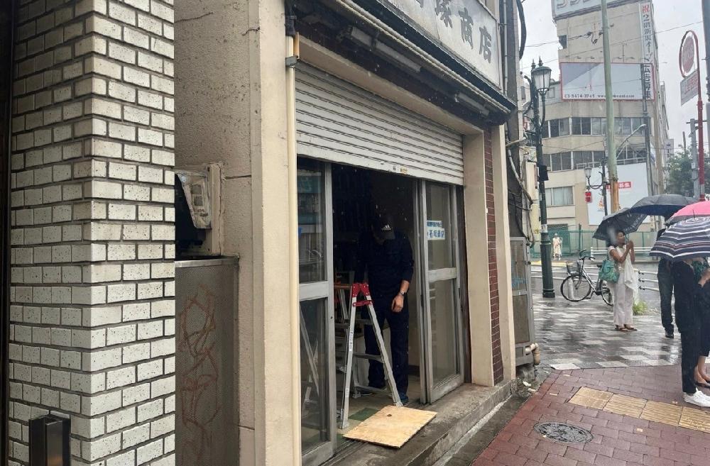 一ヶ所二連軽量手動シャッター新設交換工事（東京都品川区）｜スプリングシャフト・スラット交換工事｜施工事例