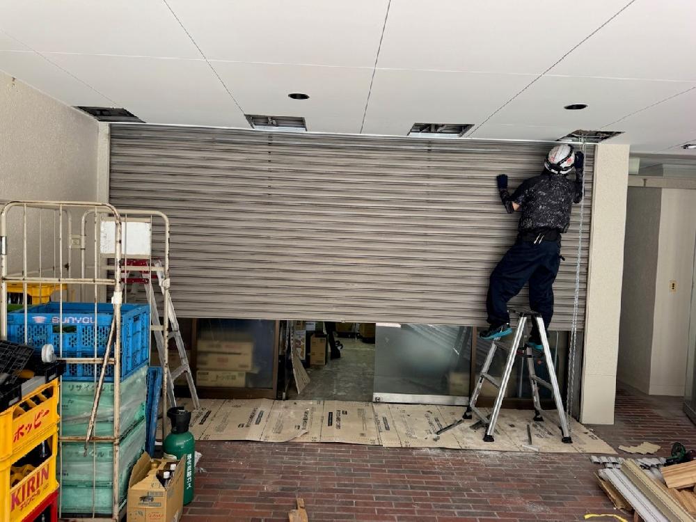 電動ワイドシャッタースラット交換工事（東京都港区）｜シャッター修理・交換｜動かなくなった