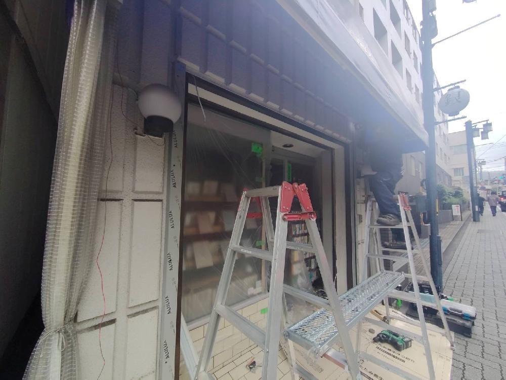 店舗の軽量手動シャッター新規取付工事（東京都杉並区）｜スプリングシャフト・スラット取付工事｜施工事例