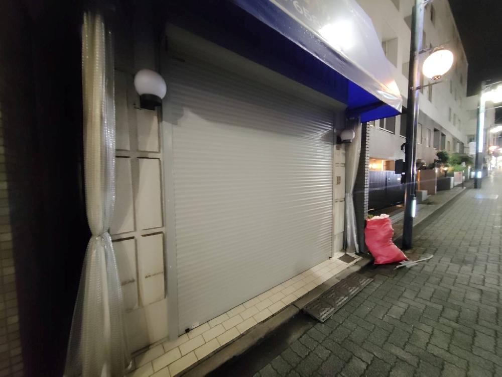 店舗の軽量手動シャッター新規取付工事（東京都杉並区）｜スプリングシャフト・スラット取付工事｜施工事例
