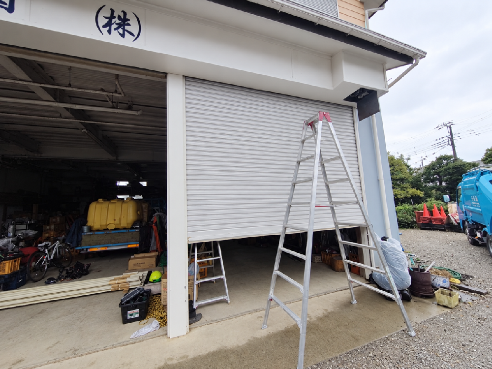 電動シャッター開閉機・スラット交換工事①（神奈川県横浜市）｜シャッター修理・交換｜異音が酷い