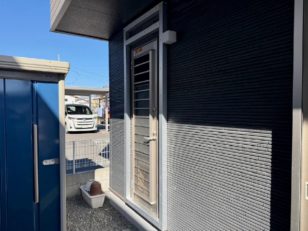 電動窓シャッター勝手口へ新規取付工事（静岡県沼津市）｜手動窓シャッタースプリングシャフト・スラット取付工事｜窓のシャッター取付対応